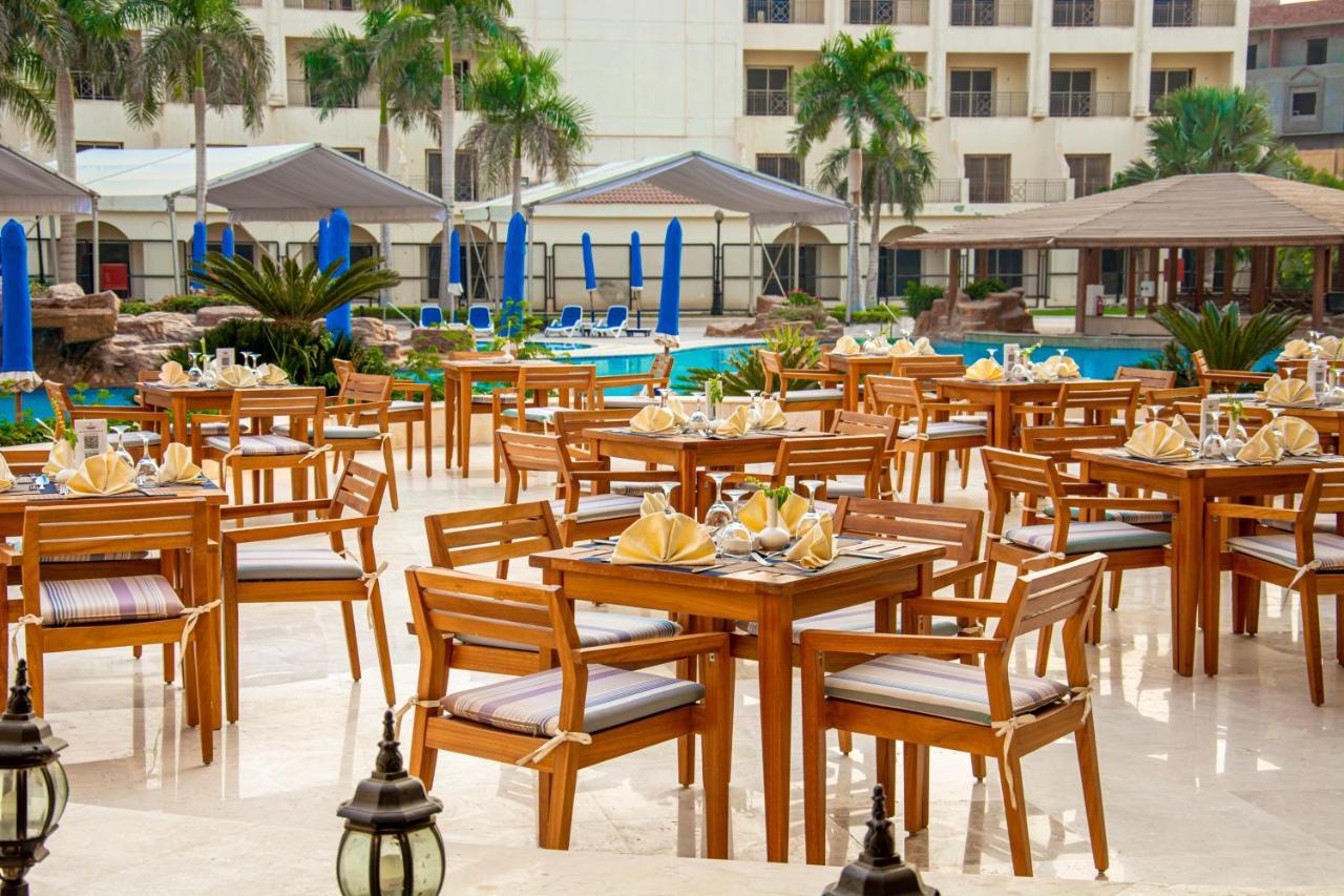 فندق هلنان دريم لاند 6th of October City المظهر الخارجي الصورة The pool at the Grand Hotel