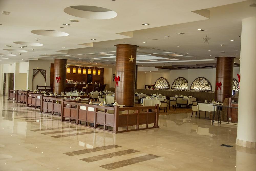 فندق هلنان دريم لاند 6th of October City المظهر الخارجي الصورة The buffet at the hotel