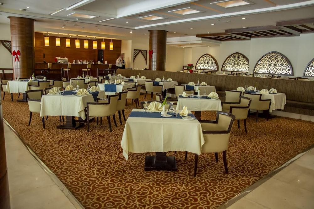 فندق هلنان دريم لاند 6th of October City المظهر الخارجي الصورة The restaurant at the hotel